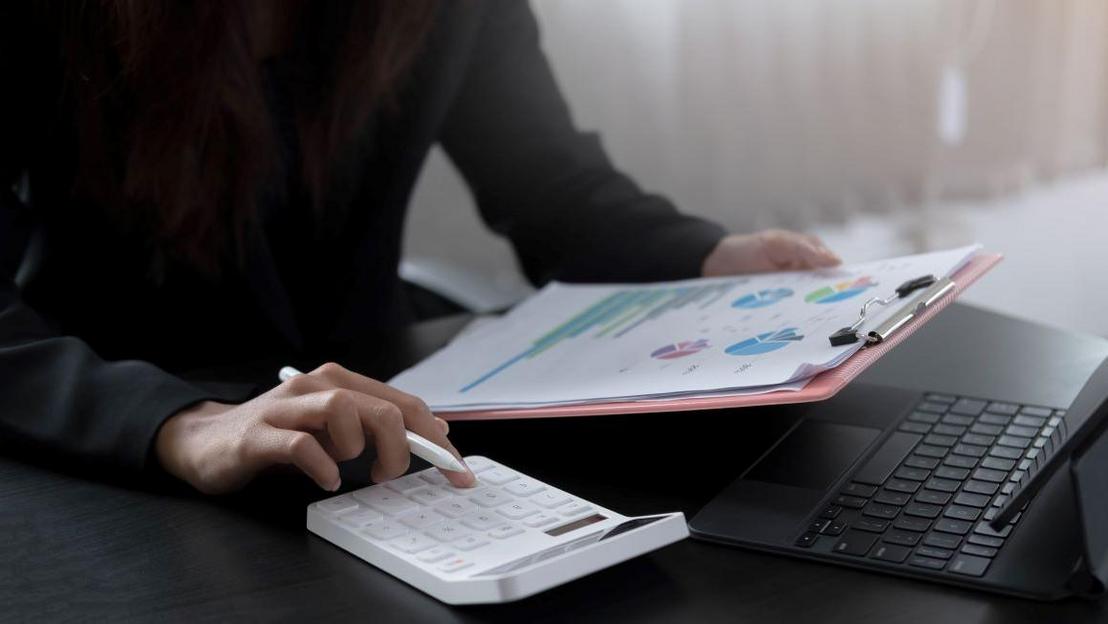 Person stellt sich eine persönliche Anlagestrategie zusammen 